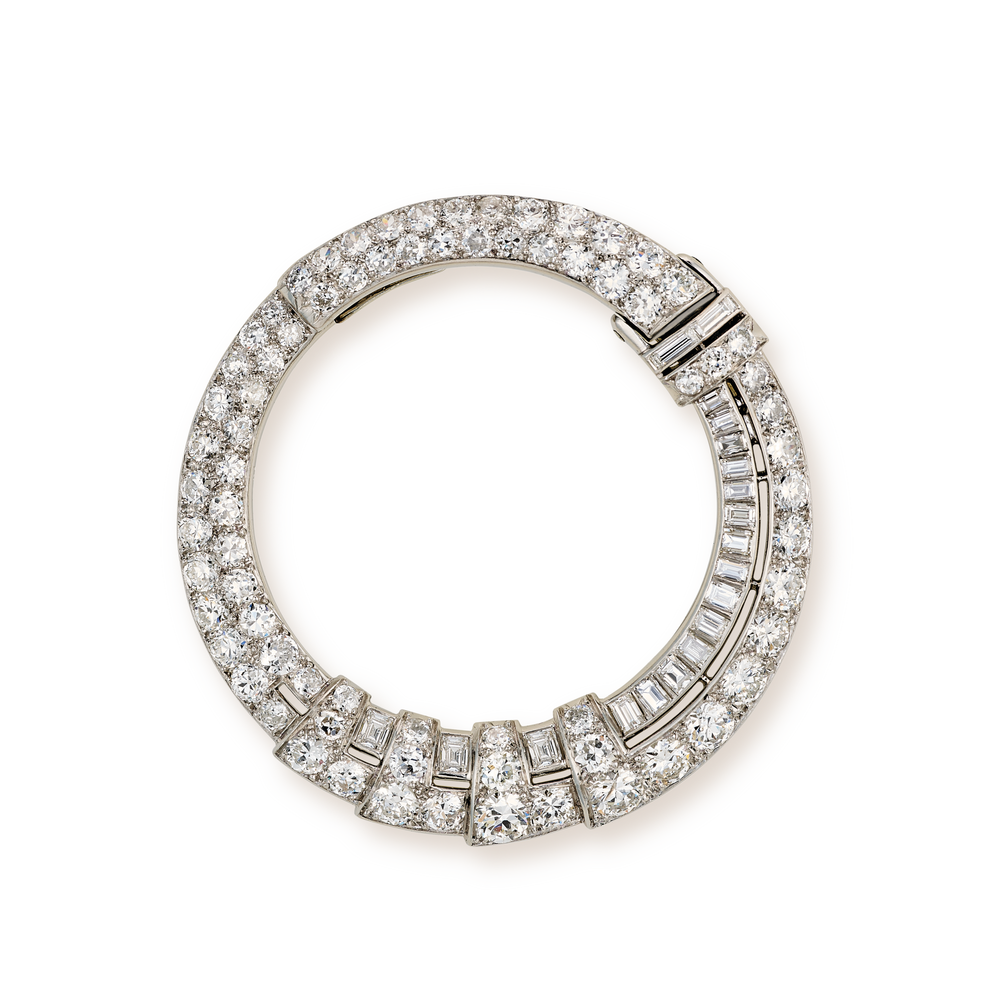 Circle brooch, 1931
Platinum and diamonds
Van Cleef & Arpels Collection