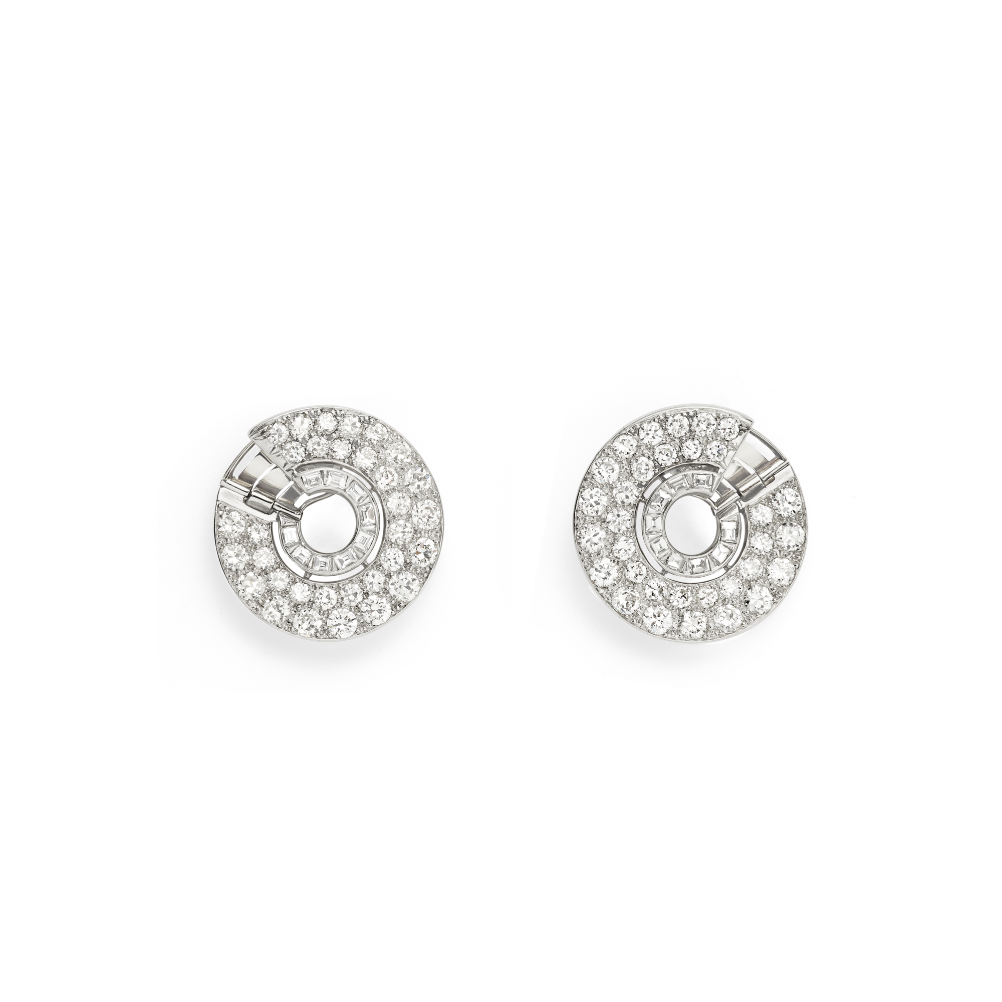 Discs earrings, 1935
Platinum and diamonds
Van Cleef & Arpels Collection