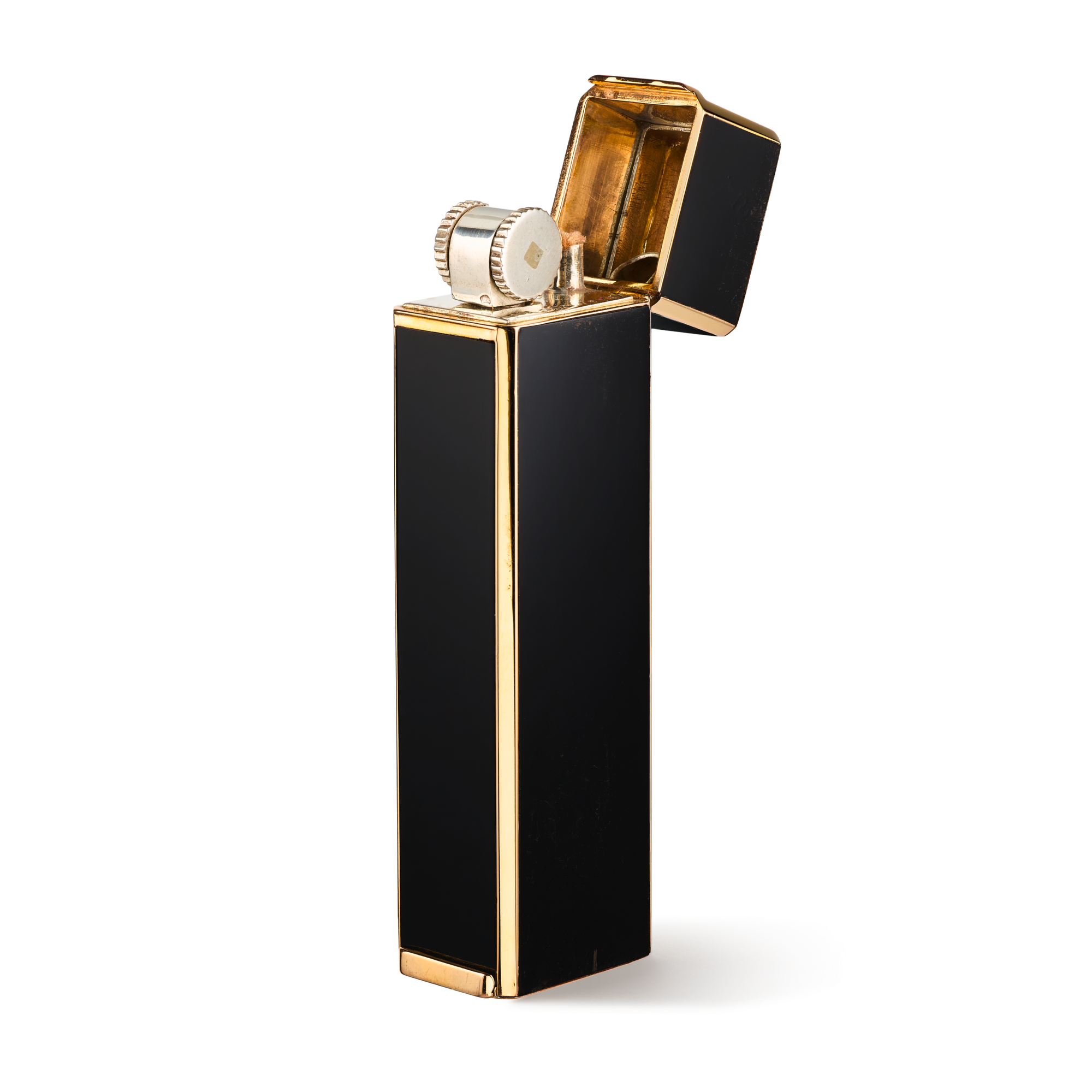 Lighter, 1938
Yellow gold, silver, black lacquer
Van Cleef & Arpels Collection