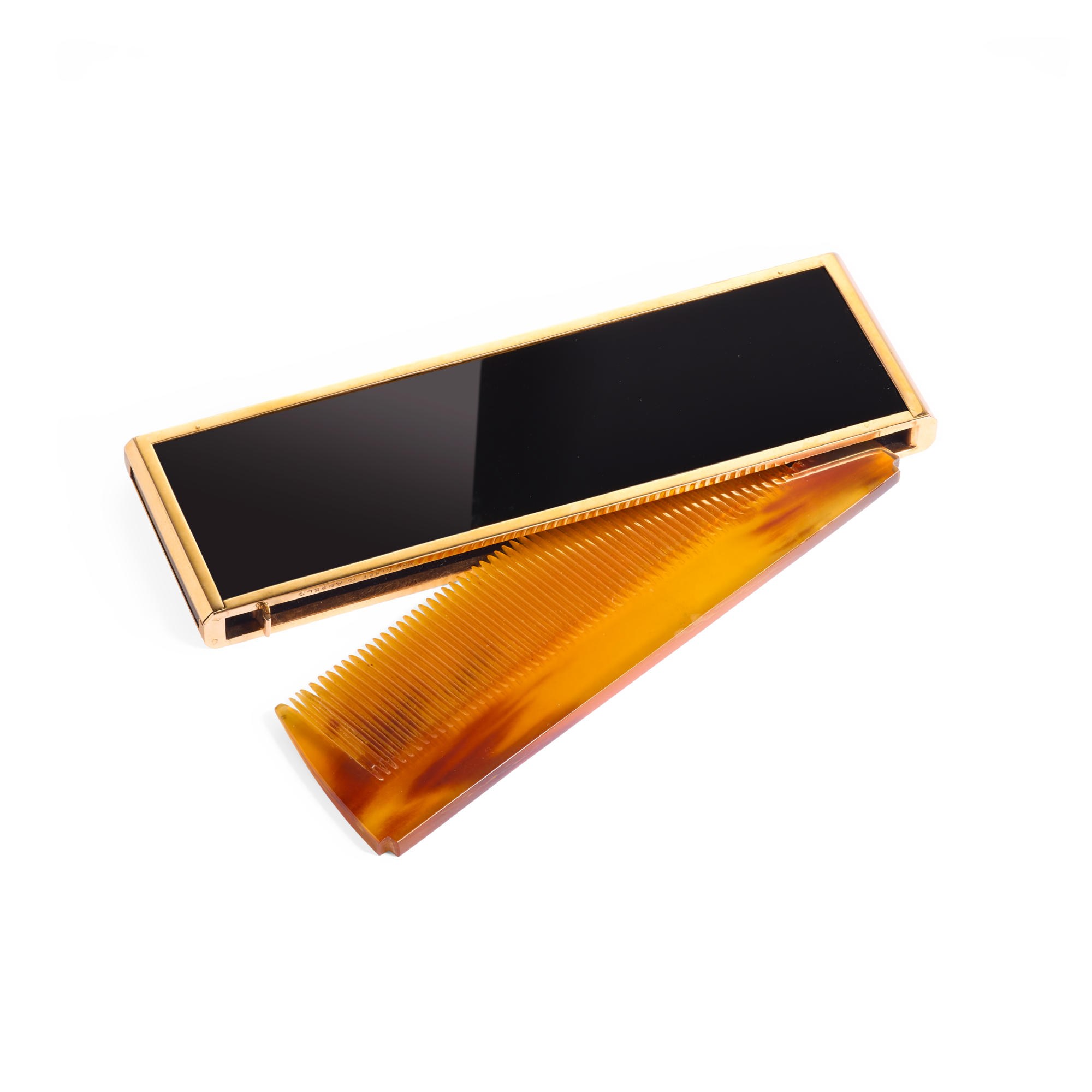 Comb, 1948
Yellow gold, tortoise shell, and lacquer
Van Cleef & Arpels Collection