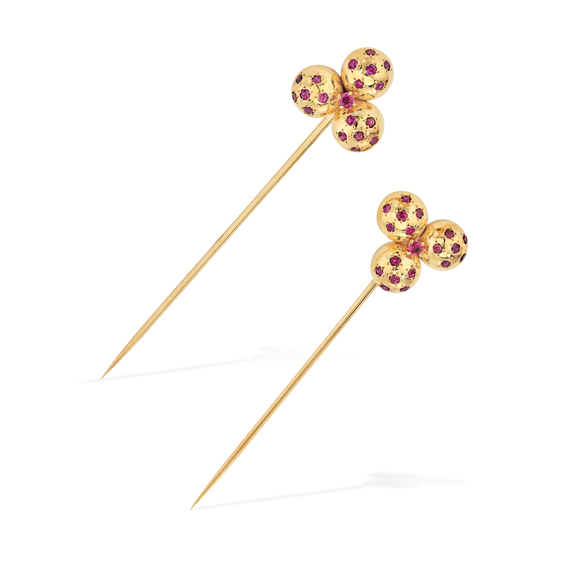 Boules hat pin, 1942
Yellow gold and rubies
Van Cleef & Arpels Collection