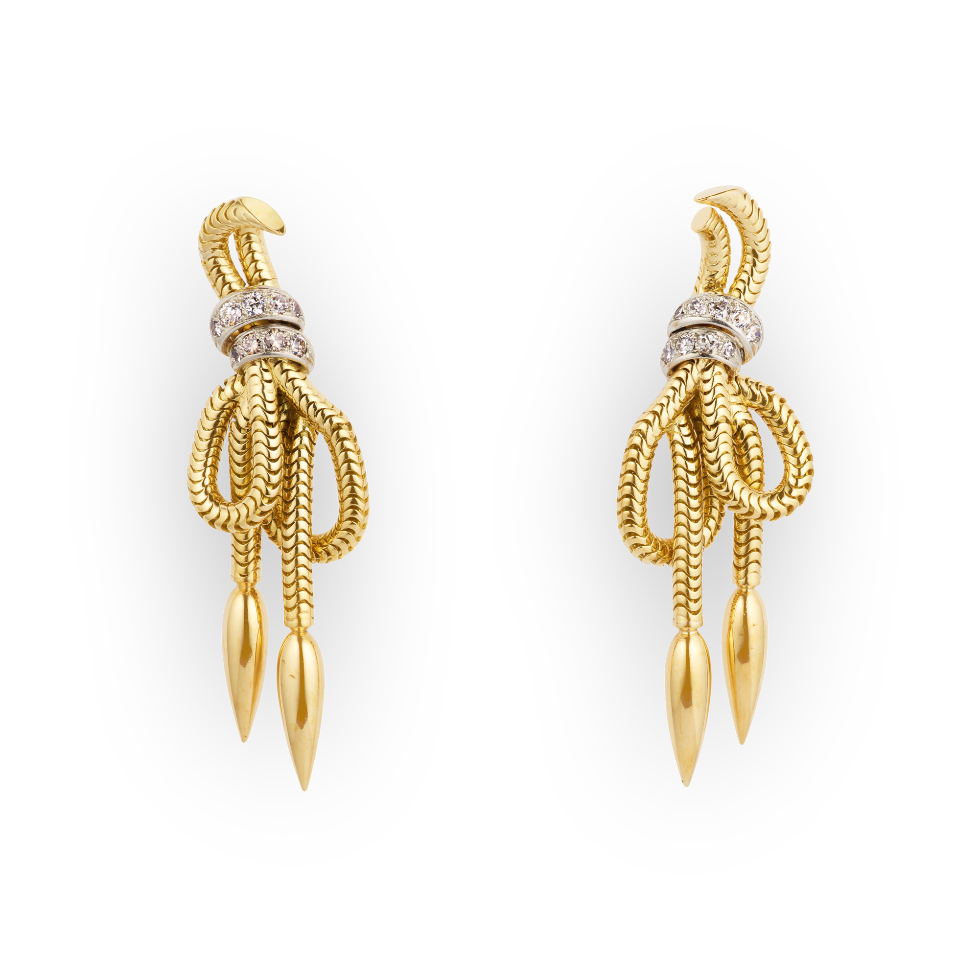 Cords earrings, 1943
Platinum, yellow gold, rose gold, and diamonds, 60 × 20 mm.
Van Cleef & Arpels Collection