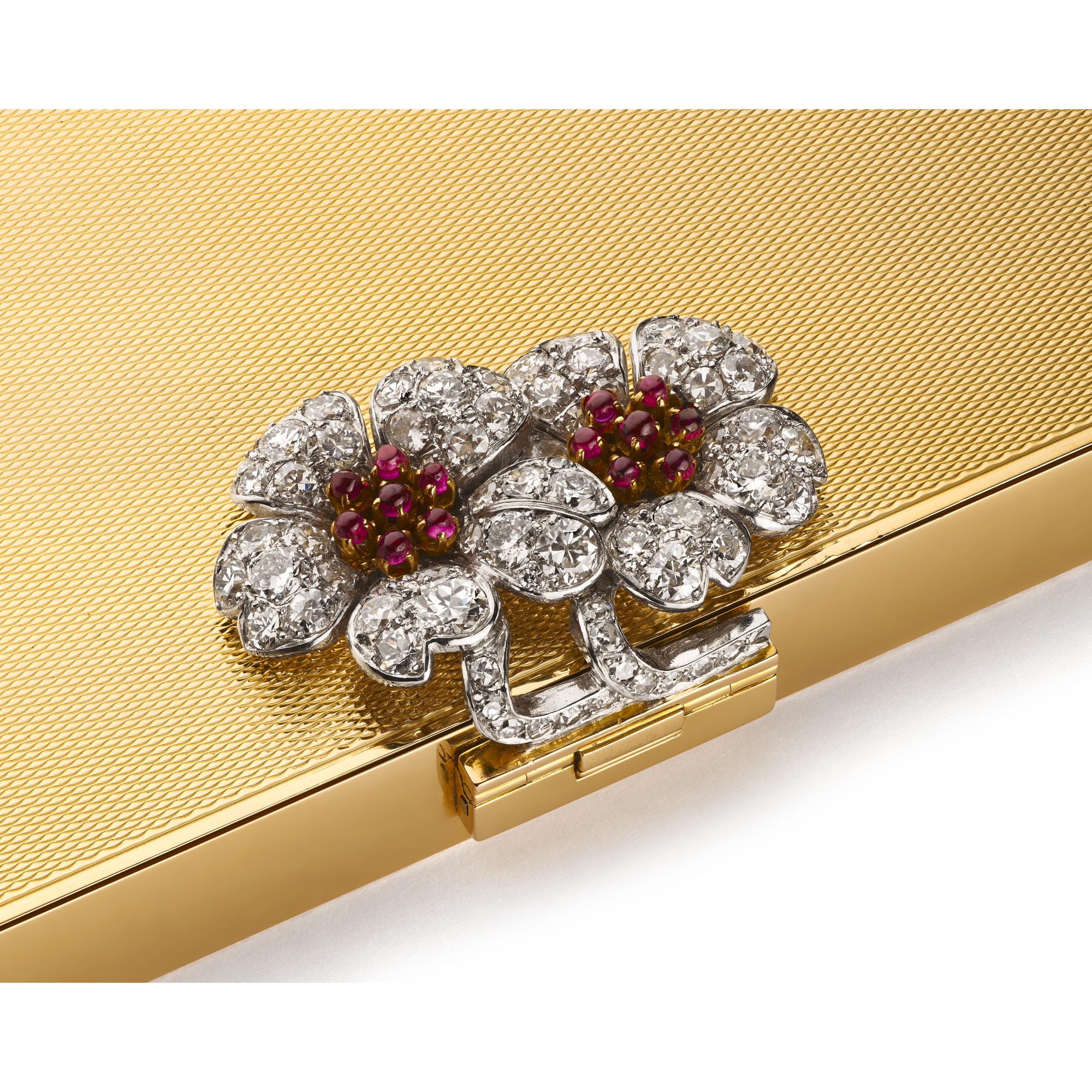 Powder compact closed by a Two Flowers clip, 1937
Platinum, yellow gold, rubies, and diamonds
Van Cleef & Arpels Collection