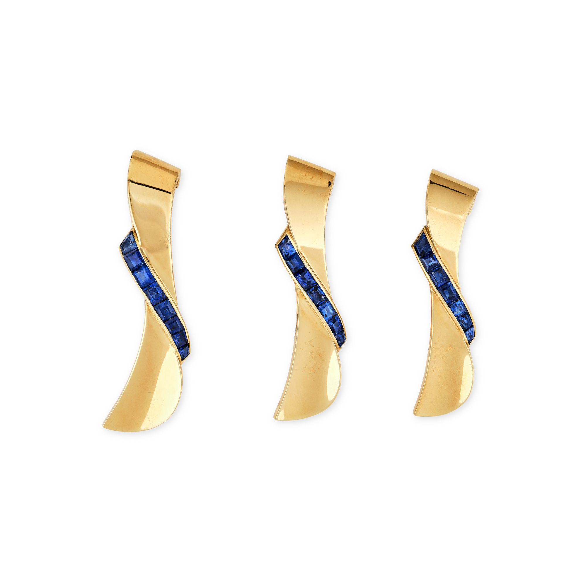 Triple clip, 1937
Convertible into three clips
Yellow gold, rose gold, sapphires
Van Cleef & Arpels Collection